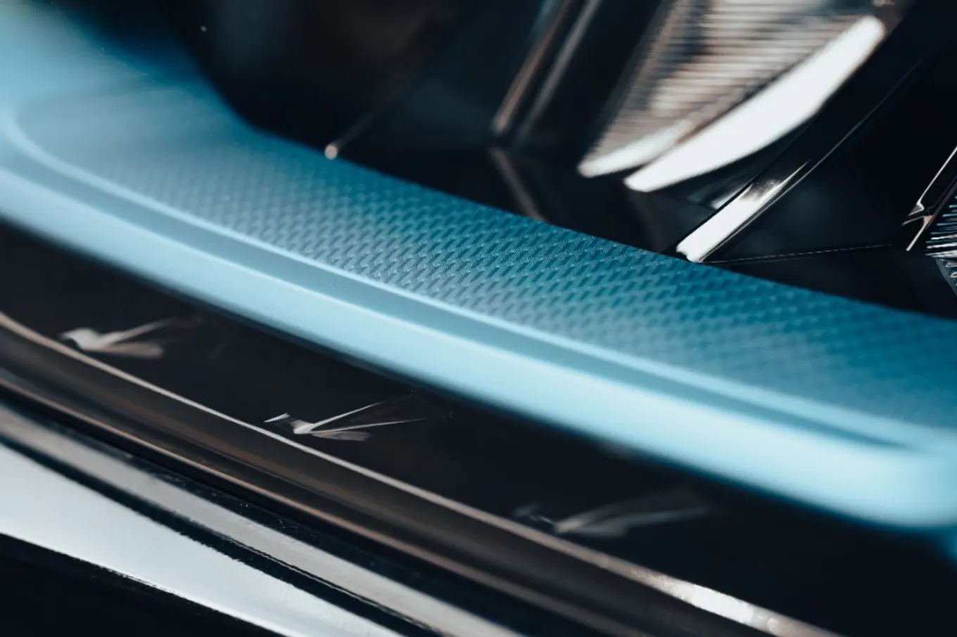 Detalle óptico y acabados premium — faro y superficies de alta gama